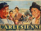 une vieille affiche de cinéma représentant un groupe de personnes sur une plage