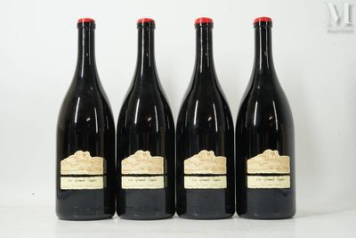 trois bouteilles de vin sont alignées sur une table