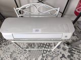 un climatiseur blanc posé sur une table