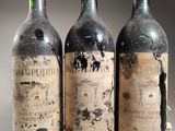 trois bouteilles de vin rouge posées côte à côte sur une table