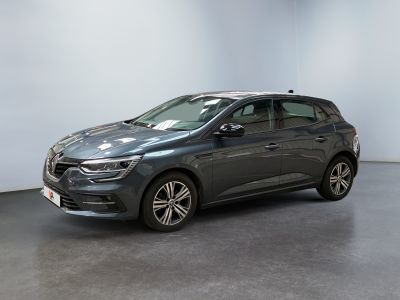 Une voiture grise est garée dans une pièce aux murs blancs.