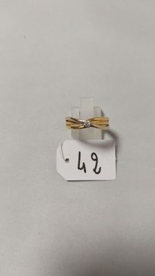 une petite bague en or sertie d'un diamant