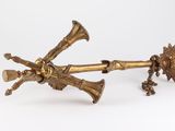 paire de chandeliers anciens en laiton sur fond blanc