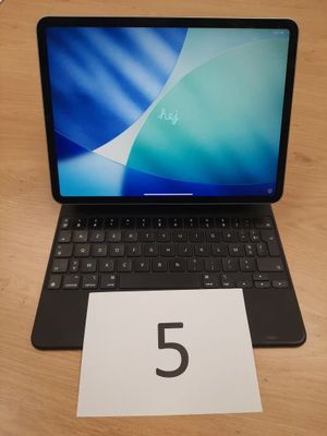 l'image d'un ordinateur portable posé sur une table en bois