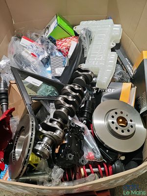 une boîte remplie d'objets divers