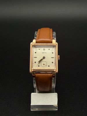 une image d'un gros plan d'une montre-bracelet sur un support