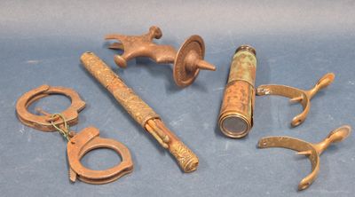 Lot comprenant : - éperons à molette en métal doré.