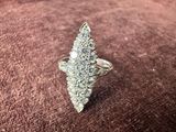 un gros plan d'une bague en argent posée sur une surface marron