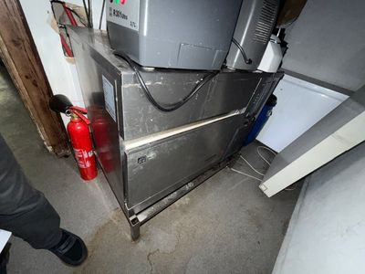 deux réfrigérateurs empilés l'un sur l'autre dans une pièce