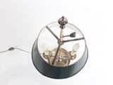 l'image d'une lampe posée sur une table