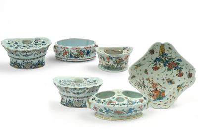 Lot de six objets en faïence polychrome de Rouen à décor flo…