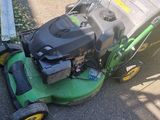 une tondeuse à gazon posée sur le bord de la route