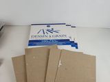 trois morceaux de carton posés sur une table, à côté d'une paire de ciseaux