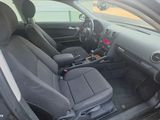 l'intérieur d'une voiture dont la portière est ouverte et le siège passager rabattu