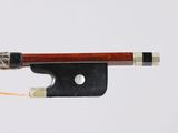 gros plan d'un archet de violon sur fond blanc