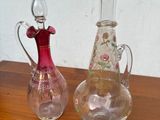 deux vases en verre posés sur une table l'un à côté de l'autre