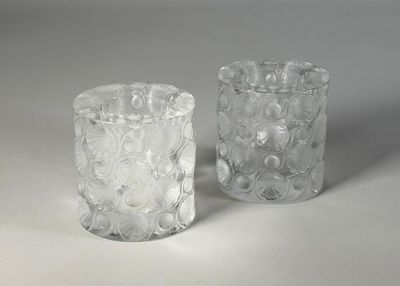 deux vases en verre posés l'un à côté de l'autre sur une table