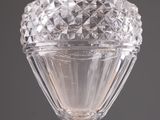un vase en verre transparent avec un socle transparent posé sur une table