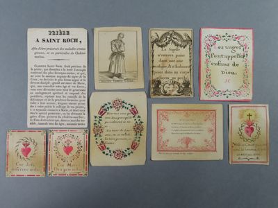 quelques vieilles cartes sont posées sur une table, avec des inscriptions dessus