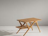 une table en bois sur laquelle sont posées deux chaises