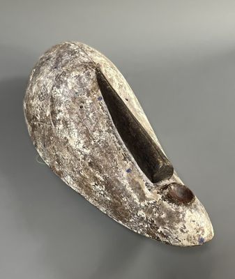 une image représentant un objet en forme de chaussure posé sur une table