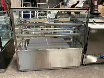 VITRINE A DESSERT NEUTRE A 2 ETAGERES ET 3 PORTES VITREES (2023)