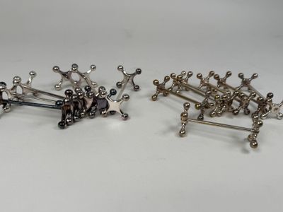 deux paires de boucles d'oreilles posées sur une table