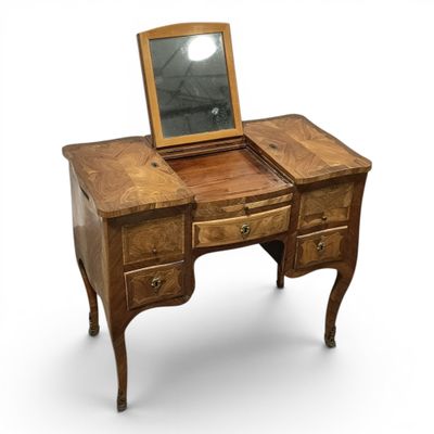 un petit bureau en bois surmonté d'un miroir