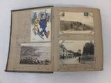 un livre ouvert avec des photos de personnes