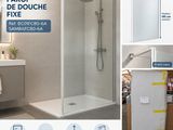 une photo d'une salle de bains avec une douche et un lavabo