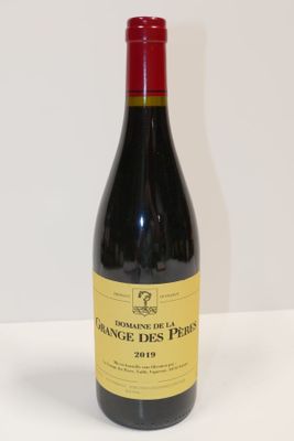 une bouteille de vin posée sur une table