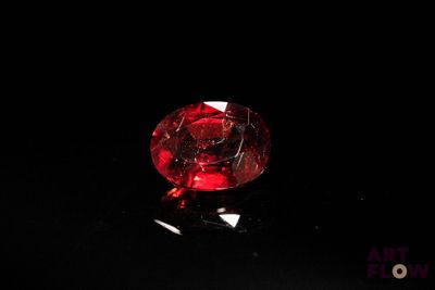 gros plan d'un diamant rouge sur une surface noire