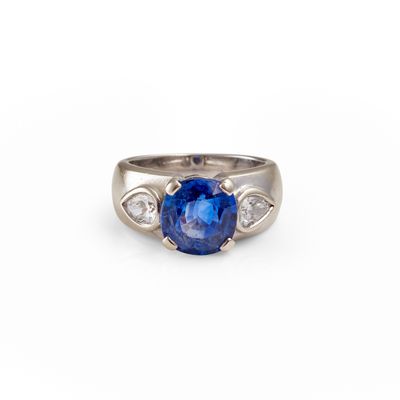 gros plan d'une bague en saphir bleu et diamant sur fond blanc