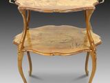 une petite table en bois avec deux étagères de chaque côté