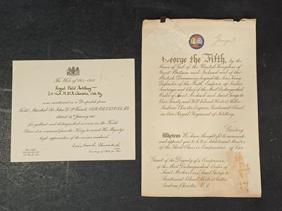 un vieux document écrit posé sur une table