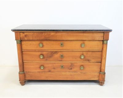 une petite commode en bois avec un plateau en marbre