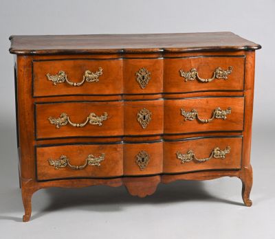 une image d'une commode en bois avec un plateau en marbre