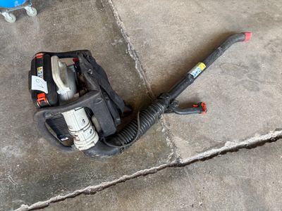 un souffleur posé par terre