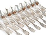 beaucoup de cuillères et de fourchettes en argent sur la table