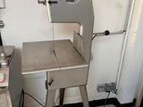 une chaise en métal qui se trouve dans une cuisine, à côté d'une cuisinière