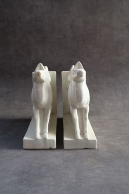 deux statues d'animaux posées sur une table