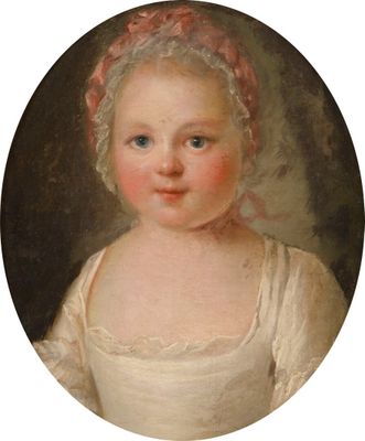 portrait d'une jeune fille en robe blanche, coiffée d'un bonnet rose