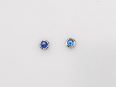 une paire de boucles d'oreilles à clous en saphir bleu et diamants