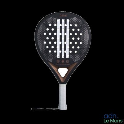 un gros plan d'une raquette de tennis sur fond noir