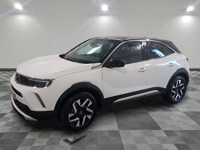 le suv blanc est garé sur le sol en damier d'une pièce