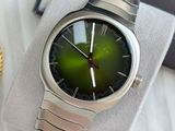 quelqu'un tient une montre dont le cadran est vert