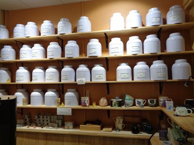 de nombreux récipients blancs sur les rayons du magasin