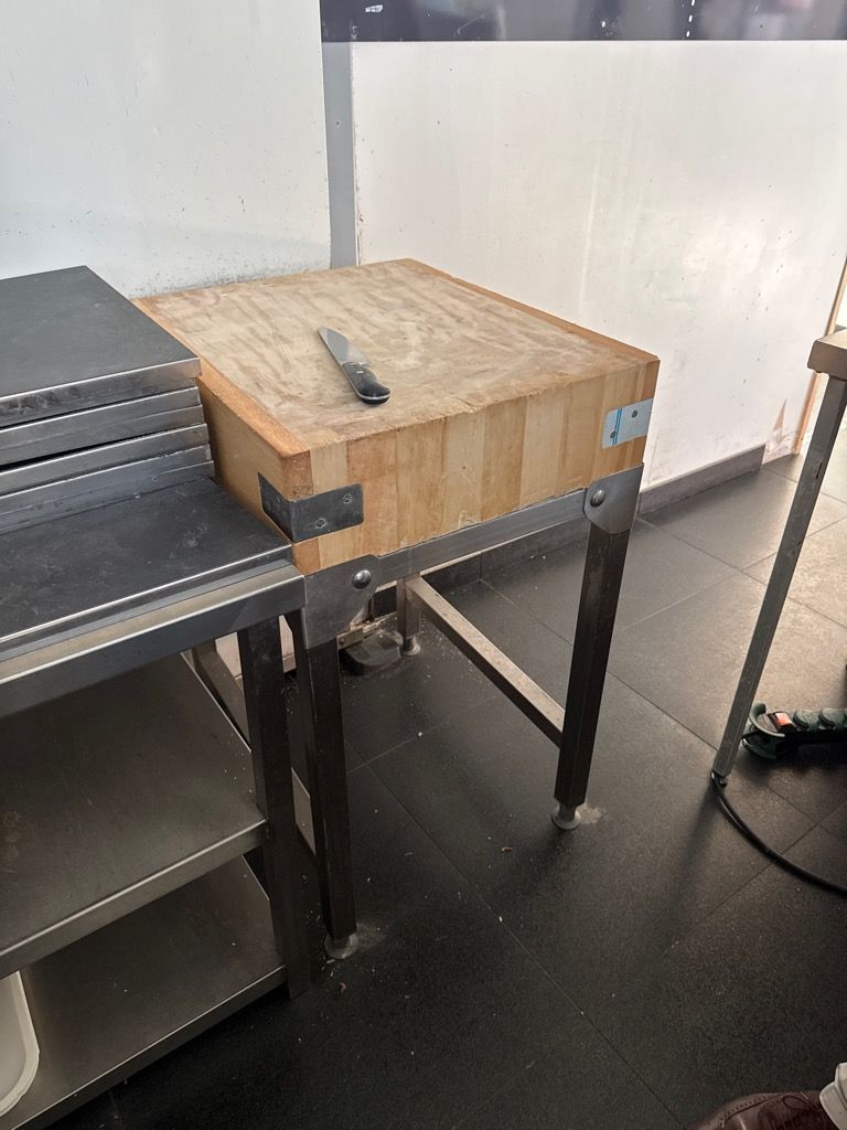 Billot sur piètement inox