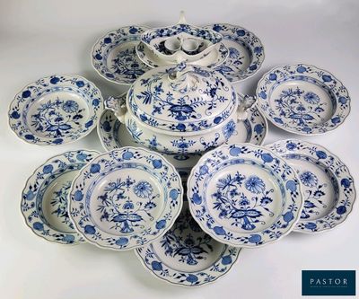 de nombreuses assiettes et bols bleus et blancs sur la table