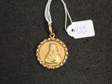 un gros plan d'une médaille d'or à laquelle est attachée une étiquette
